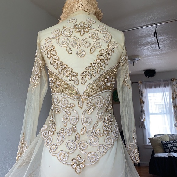 INDONESIAN KEBAYA beautifully beaded collared dress in gold and ivory. Mesh - Picture 5 of 7